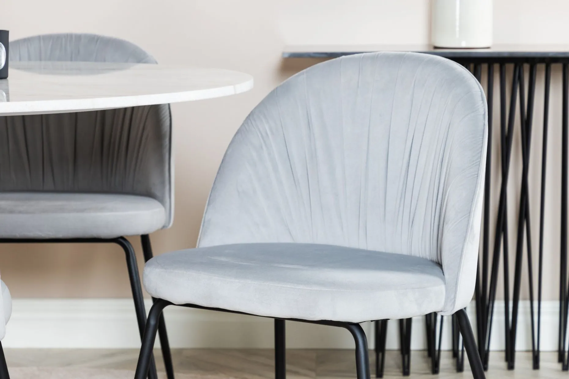 Admira Spisegruppe 106 cm Rundt Marmor inkl. 4 Foyos Stoler