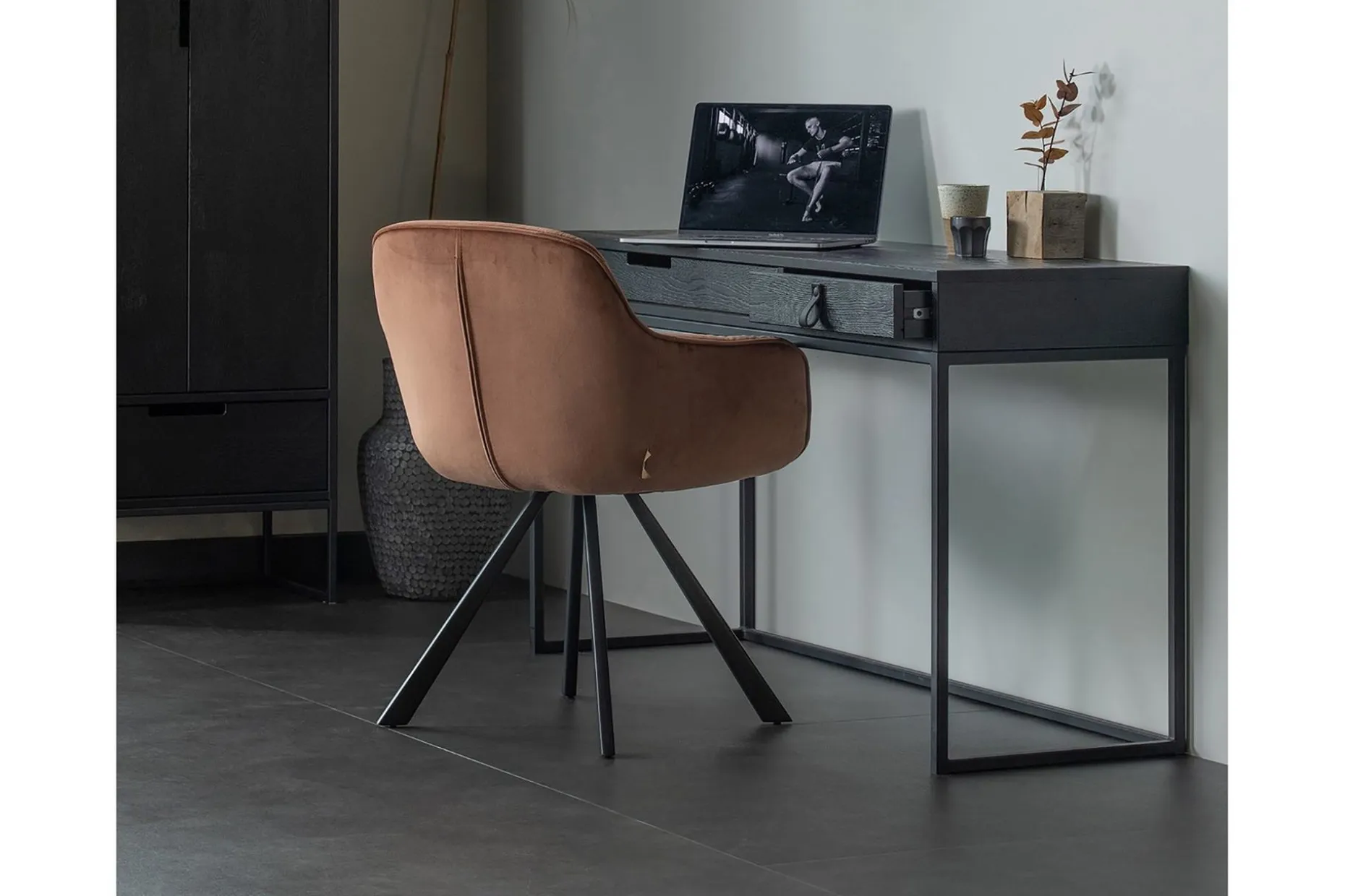 Atila Skrivebord 140 cm med Oppbevaringsskuffer