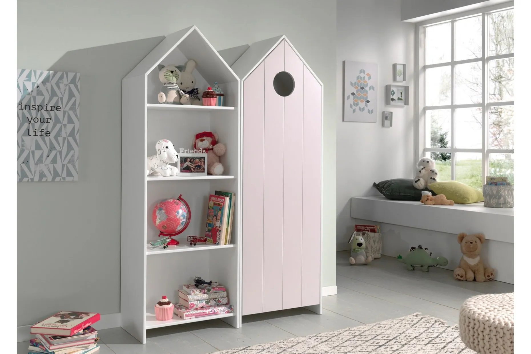 Bustorp Garderobe og bokhylle