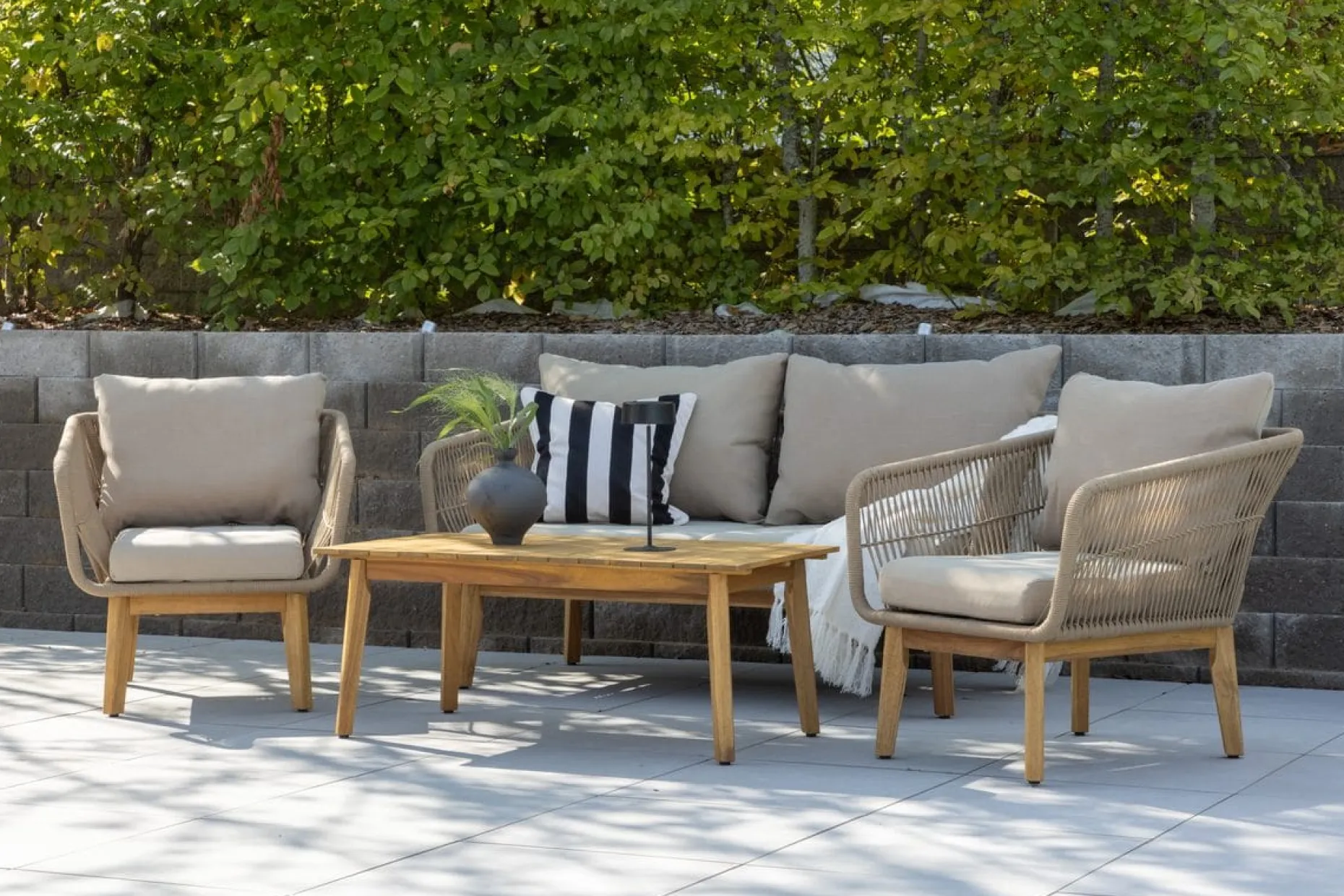 Chania sofagruppe 2-seters sofa + 2 lenestoler med bord utendørs