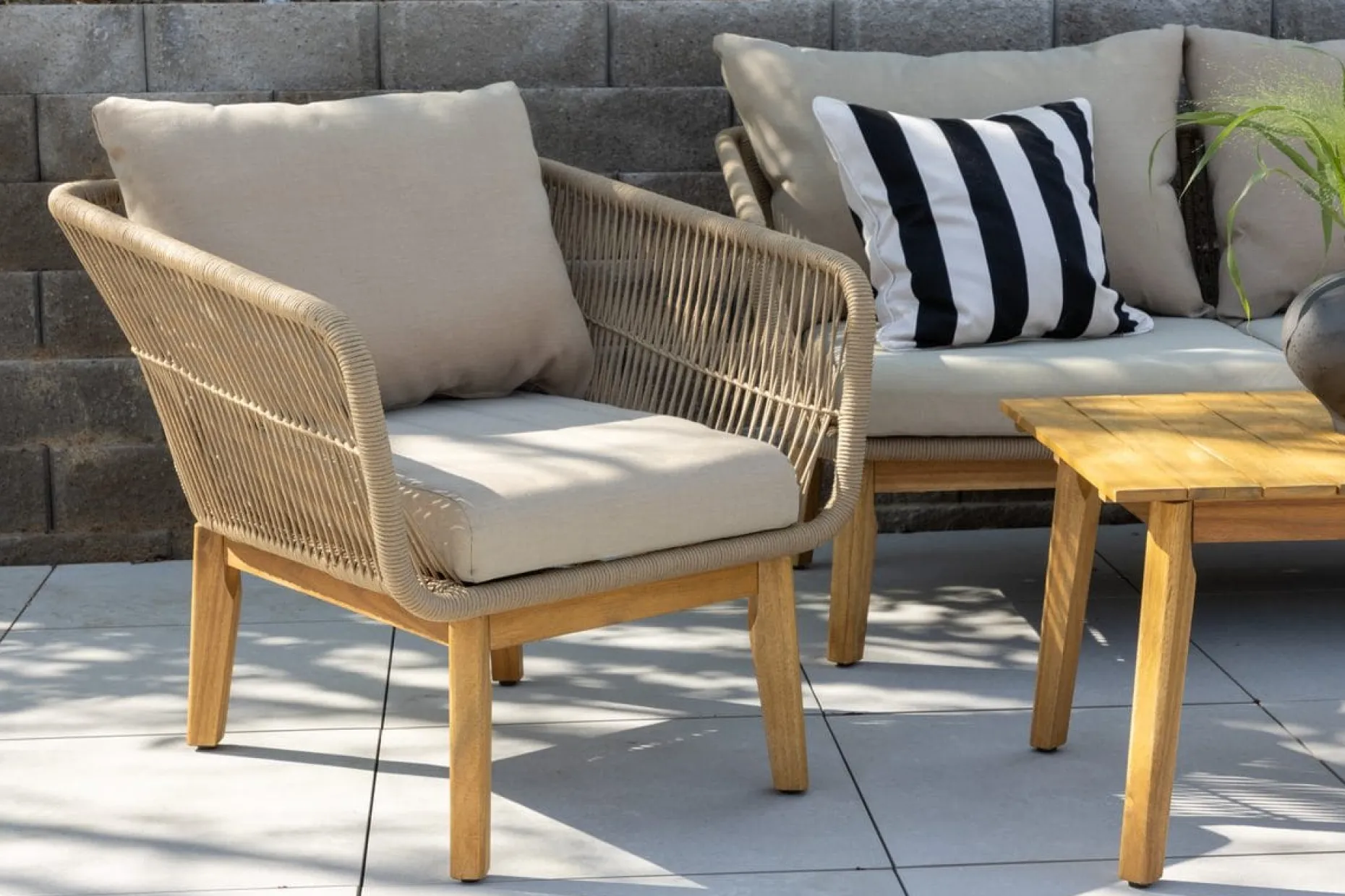 Chania sofagruppe 2-seters sofa + 2 lenestoler med bord utendørs