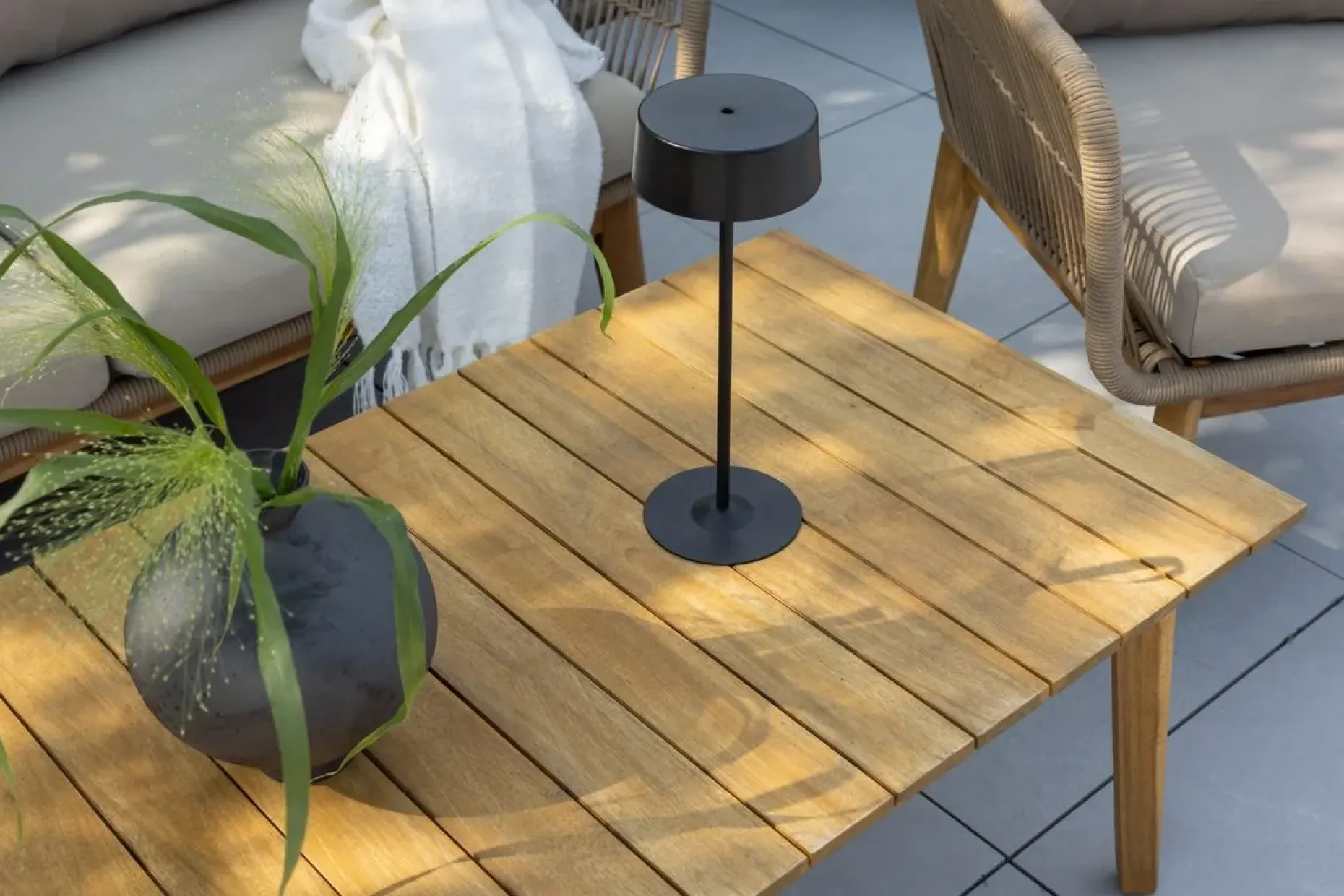 Chania sofagruppe 2-seters sofa + 2 lenestoler med bord utendørs