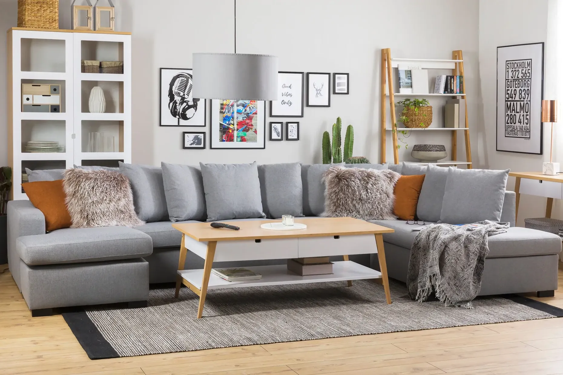 Crazy 5-seters Høyrevendt U-formet X-Large Sofa med Divan og Sjeselong i Stoff inkl. Pynteputer