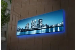 Lerretsbilde med LED-belysning 28x28 cm - Vakker høstscene med et tre og en båt ved en speilblank innsjø