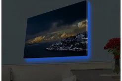 Lerretsbilde med LED-belysning - Dramatisk kystlandskap med snødekte klipper og mørke skyer
