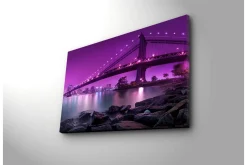 Lerretsbilde med LED-belysning 45x70 cm - Lys lilla bro som spenner over en rolig vannoverflate