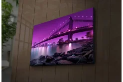 Lerretsbilde med LED-belysning 45x70 cm - Lys lilla bro som spenner over en rolig vannoverflate