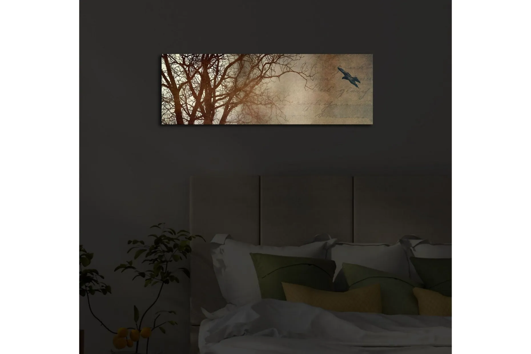 Lerretsbilde med LED-belysning 30x90 cm - Silhuett av et tre med en fugl i flukt mot en mykt tonet bakgrunn