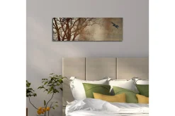 Lerretsbilde med LED-belysning 30x90 cm - Silhuett av et tre med en fugl i flukt mot en mykt tonet bakgrunn