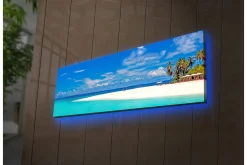 Lerretsbilde med LED-belysning 30x90 cm - Paradisstrand med turkis vann og palmer