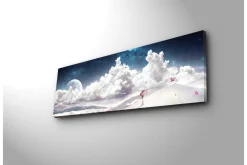 Lerretsbilde med LED-belysning 30x90 cm - Drømmeaktig landskap med en enslig figur som bærer en paraply i et snødekt miljø under en stjerneklar himmel