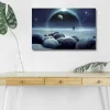 Lerretsbilde med LED-belysning - Stjernehimmel med to silhuetter på en strand og store steiner i forgrunnen