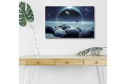 Lerretsbilde med LED-belysning - Stjernehimmel med to silhuetter på en strand og store steiner i forgrunnen