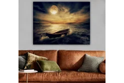 Lerretsbilde 70x100 cm - En ensom båt glir over en speilblank innsjø under en stor, lysende måne