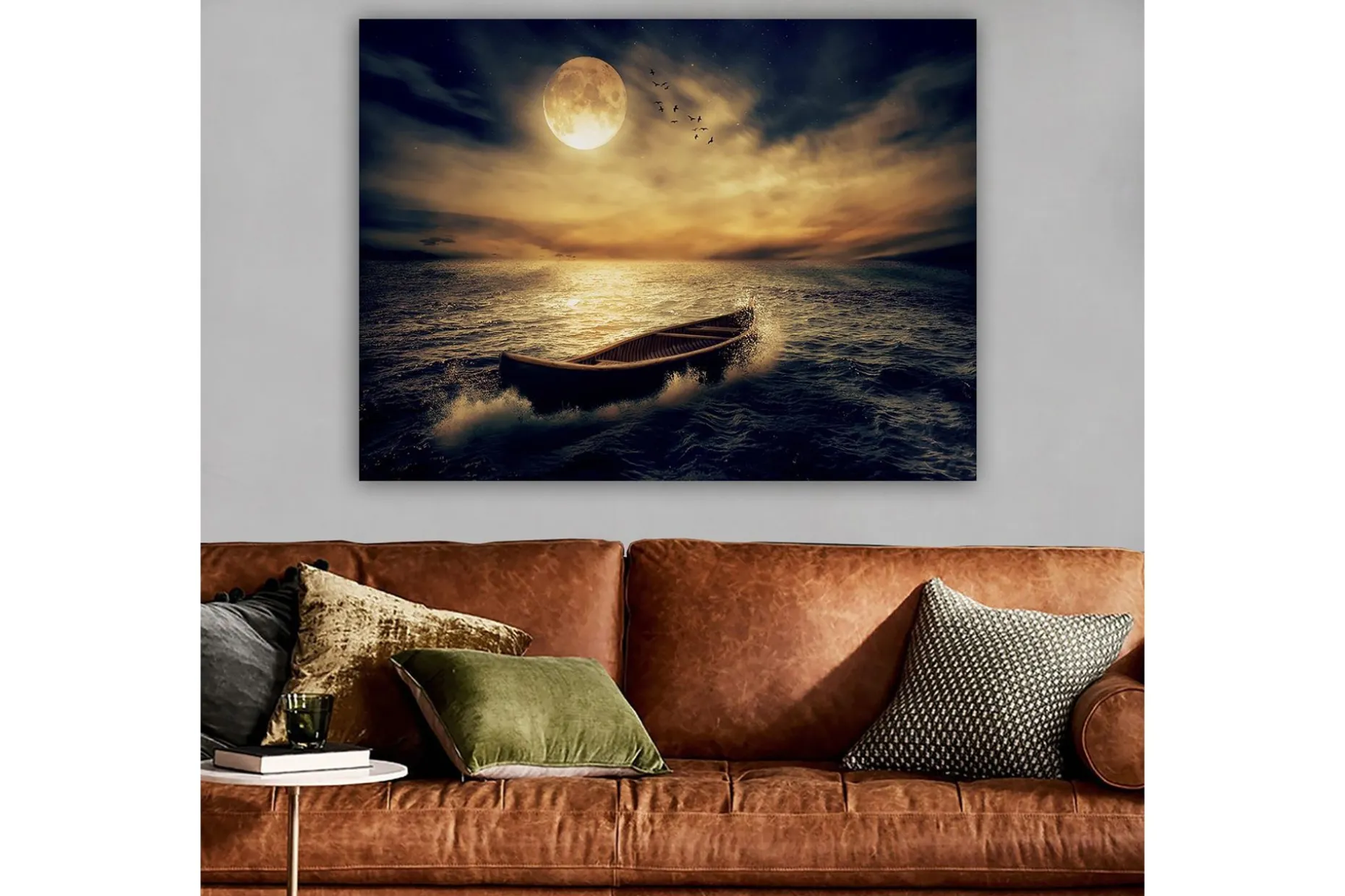Lerretsbilde 70x100 cm - En ensom båt glir over en speilblank innsjø under en stor, lysende måne