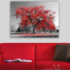 Lerretsbilde 70x100 cm - Et stort rødt tre i et svart-hvitt parklandskap
