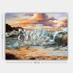 Lerretsbilde 70x100 cm - Fem hvite hester galopperer gjennom bølgene ved solnedgang