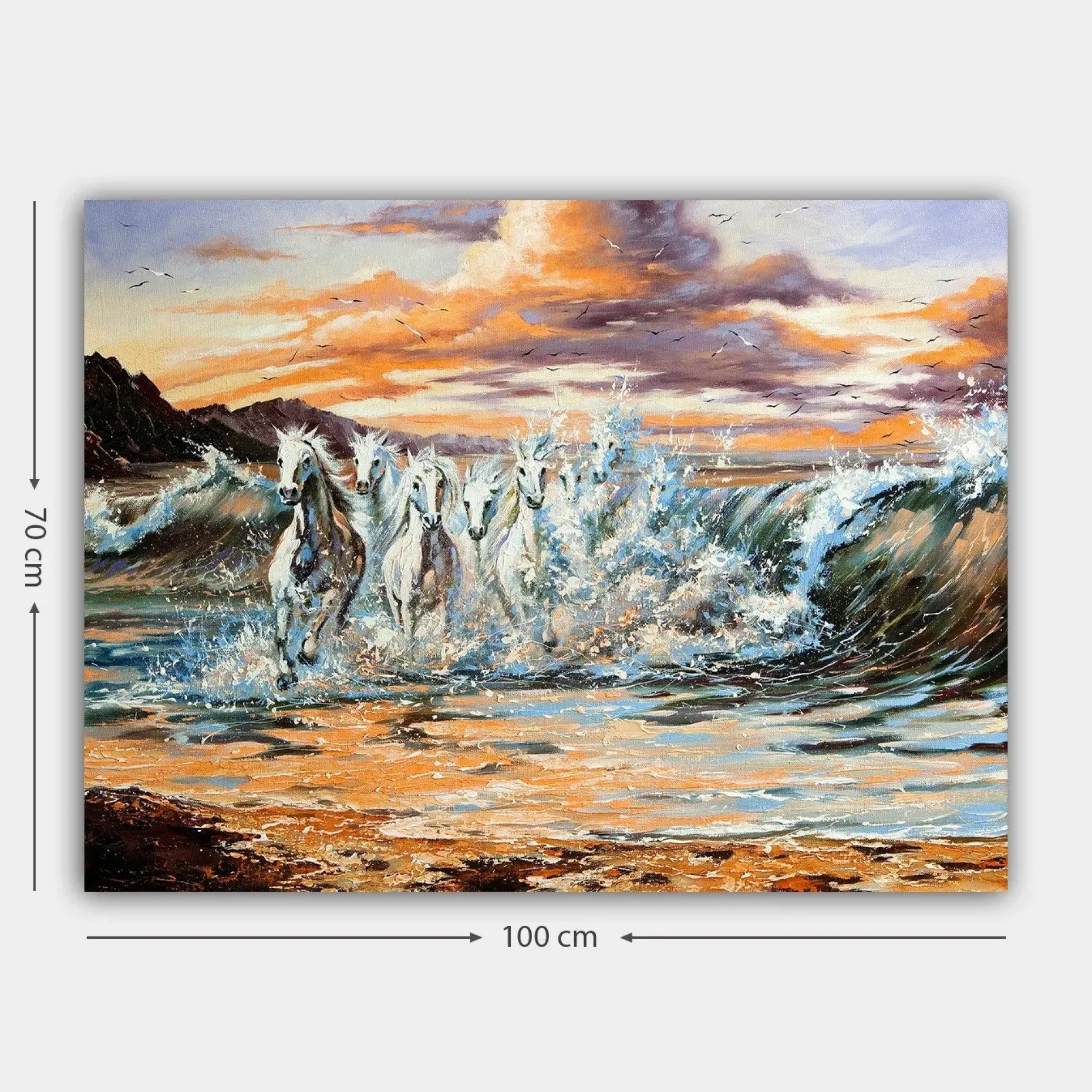Lerretsbilde 70x100 cm - Fem hvite hester galopperer gjennom bølgene ved solnedgang