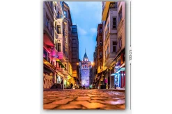 Lerretsbilde 70x100 cm - Livlig bybilde med Galatatårnet som hovedfokus i en smal gate