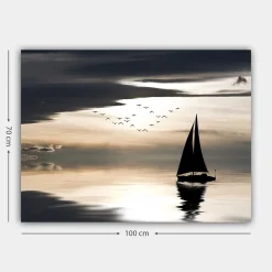 Lerretsbilde 70x100 cm - Seilbåt glir over en speilblank overflate under en dramatisk himmel med fugler som flyr forbi