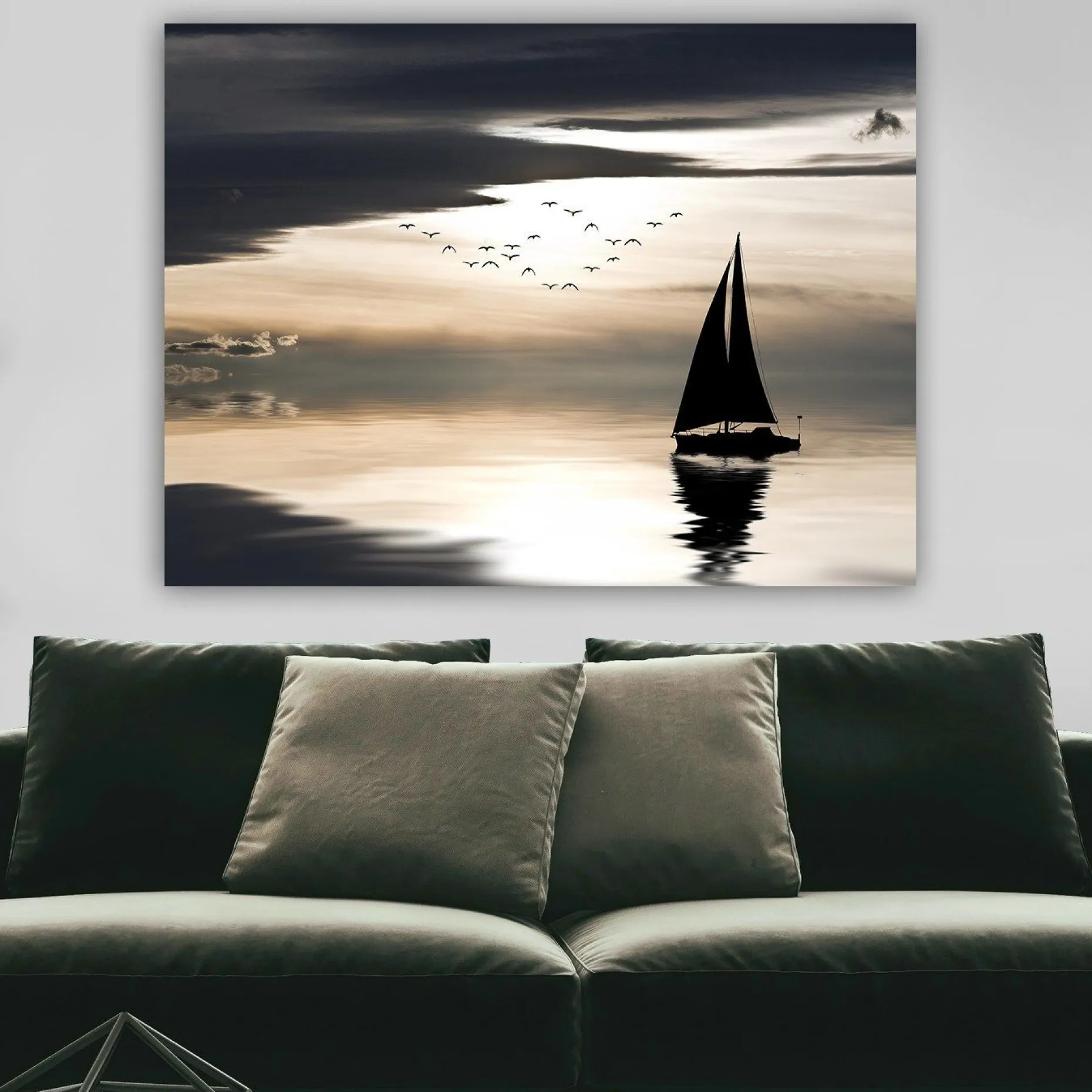Lerretsbilde 70x100 cm - Seilbåt glir over en speilblank overflate under en dramatisk himmel med fugler som flyr forbi