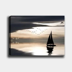 Lerretsbilde 70x100 cm - Seilbåt glir over en speilblank overflate under en dramatisk himmel med fugler som flyr forbi