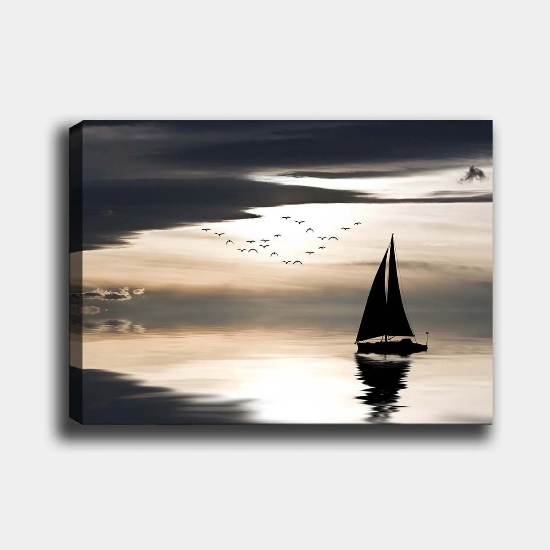 Lerretsbilde 70x100 cm - Seilbåt glir over en speilblank overflate under en dramatisk himmel med fugler som flyr forbi