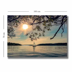 Lerretsbilde 70x100 cm - Seilbåt glir over en speilblank innsjø under en solrik himmel
