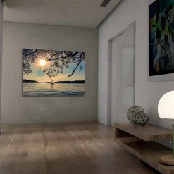 Lerretsbilde 70x100 cm - Seilbåt glir over en speilblank innsjø under en solrik himmel