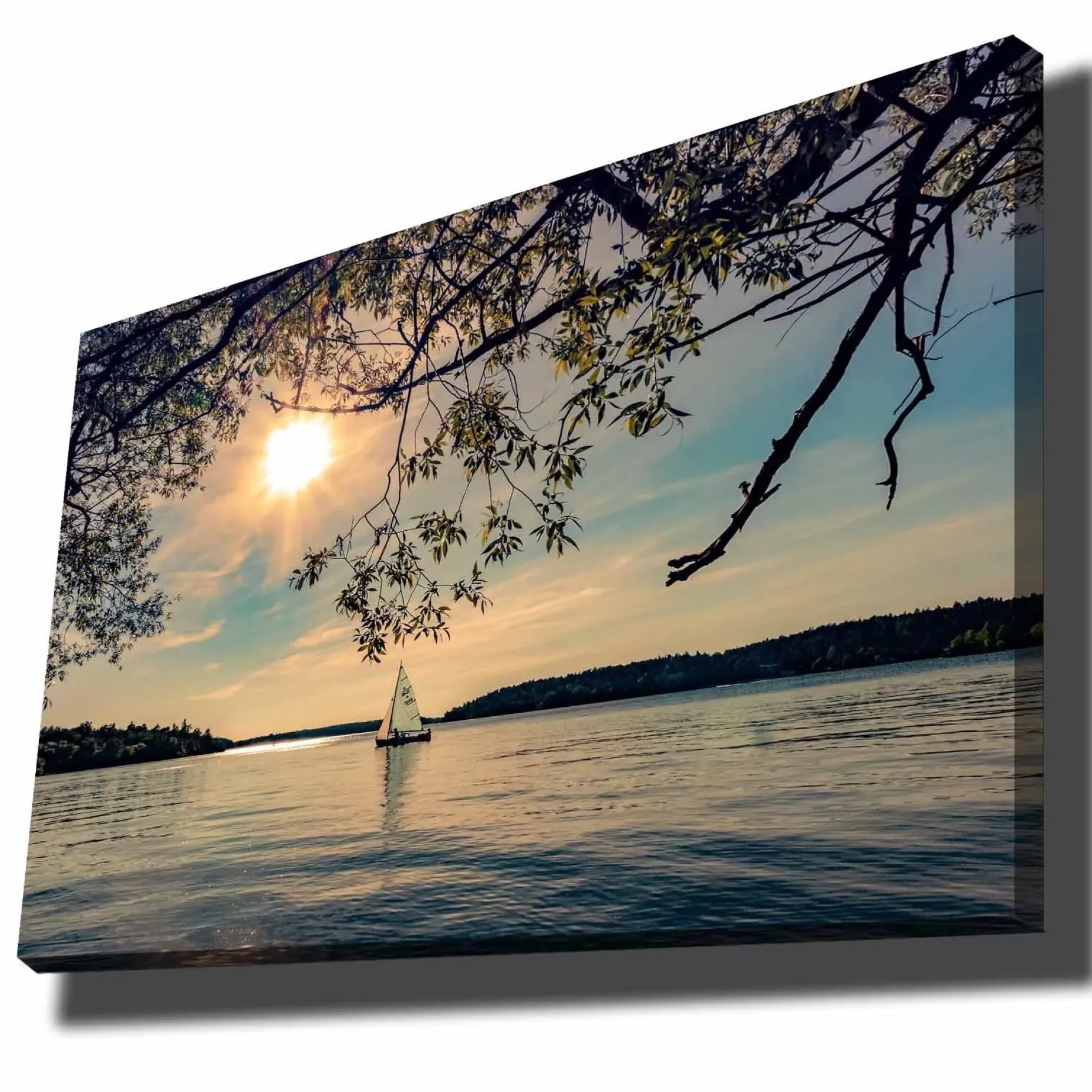 Lerretsbilde 70x100 cm - Seilbåt glir over en speilblank innsjø under en solrik himmel