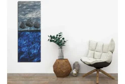 Lerretsbilde 30x80 cm - Tre stiliserte trær mot en blå bakgrunn