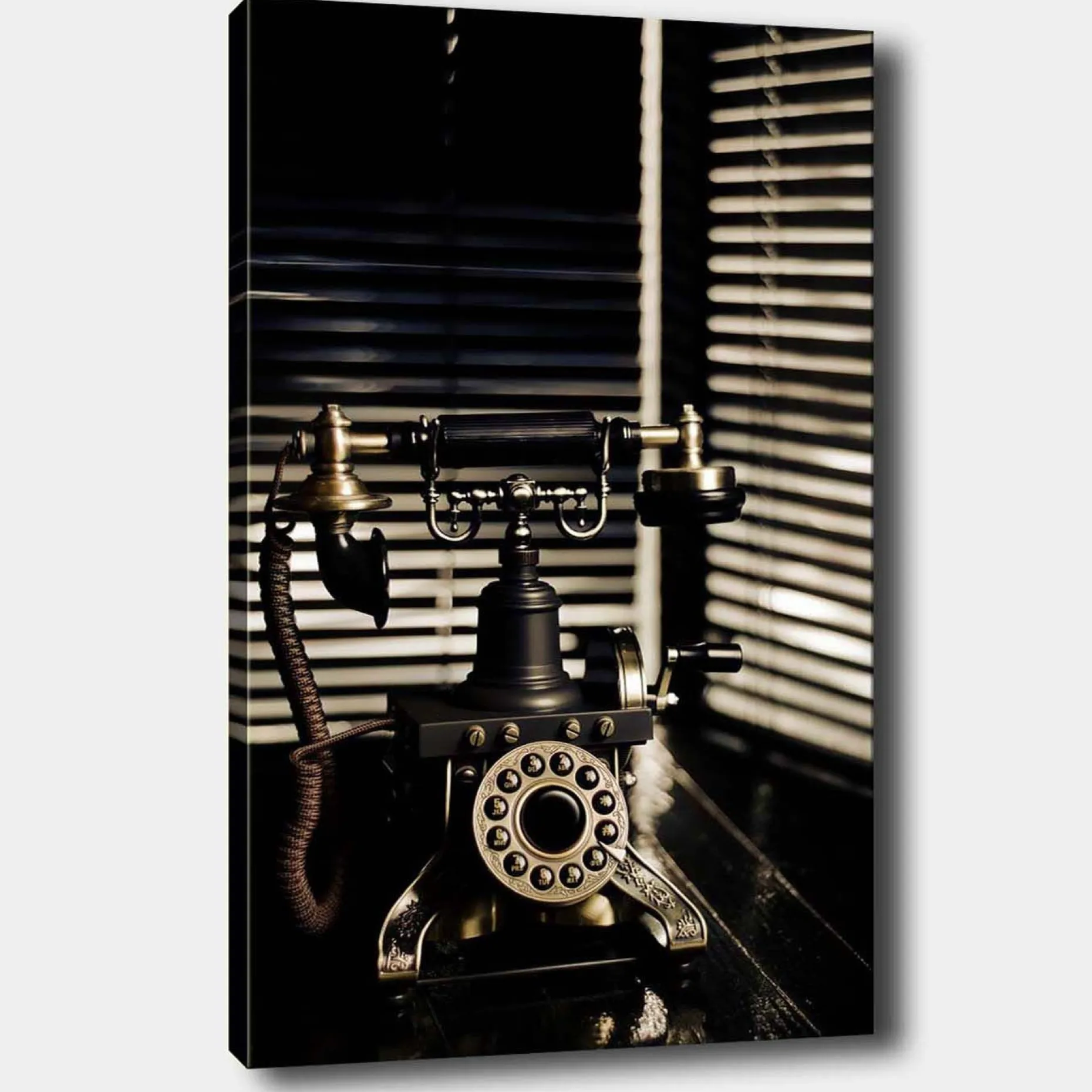 Lerretsbilde 70x100 cm - Vintage telefon med metalldetaljer og et elegant design