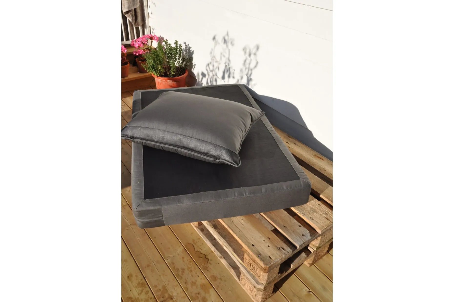 Royal Bonnie Hjørnepute 57x45 cm Vannavstøtende Svart