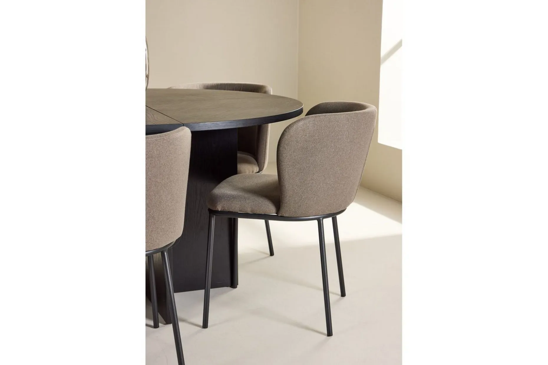 Spisegruppe Strada Rundt 120/170 cm Svart med Edina Stoler 6 stk, Svart / Brun